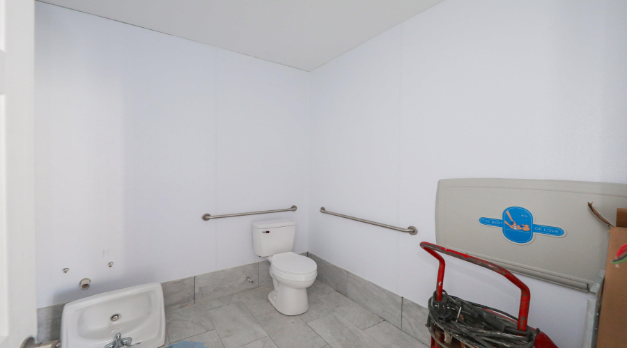 3515 Jaime Zapata Memorial Hwy, Laredo, Texas 78043, 6 Rooms Rooms,1 BathroomBathrooms,Commercial retail/office,For Rent,3515 Jaime Zapata Memorial Hwy,20264022