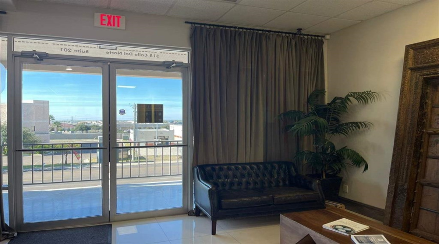 315 Calle Del Norte, Laredo, Texas 78041, 1 Room Rooms,2 BathroomsBathrooms,Commercial retail/office,For Sale,315 Calle Del Norte,20264030