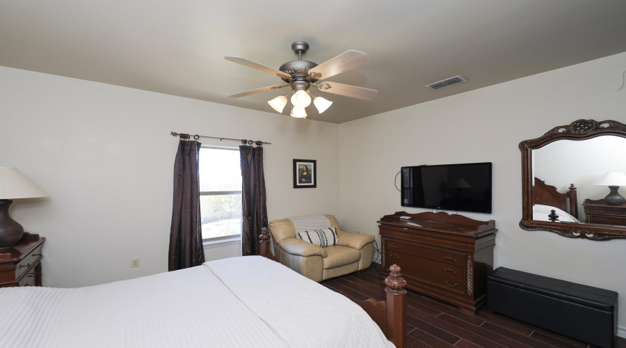 103 Yellowstone Lake Dr, Laredo, Texas 78041, 3 Bedrooms Bedrooms, 7 Rooms Rooms,2 BathroomsBathrooms,Residential,For Sale,103 Yellowstone Lake Dr,20264007