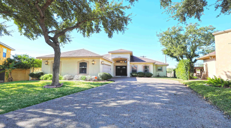 103 Yellowstone Lake Dr, Laredo, Texas 78041, 3 Bedrooms Bedrooms, 7 Rooms Rooms,2 BathroomsBathrooms,Residential,For Sale,103 Yellowstone Lake Dr,20264007