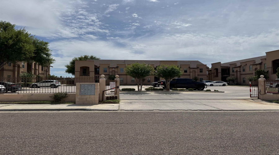 9809 Sterling St., Laredo, Texas 78045, 3 Bedrooms Bedrooms, 7 Rooms Rooms,2 BathroomsBathrooms,Residential,For Rent,9809 Sterling St.,20264016