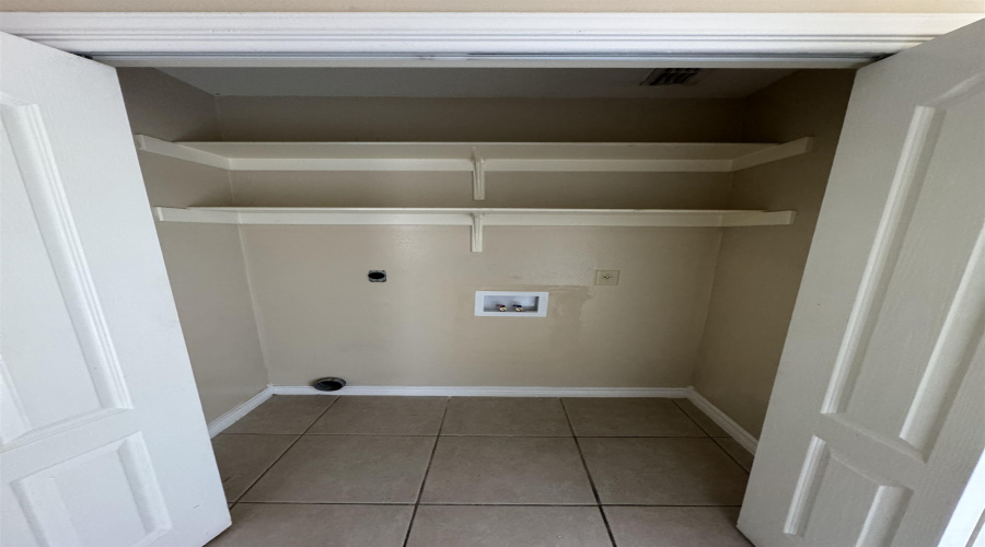 9809 Sterling St., Laredo, Texas 78045, 3 Bedrooms Bedrooms, 7 Rooms Rooms,2 BathroomsBathrooms,Residential,For Rent,9809 Sterling St.,20264016