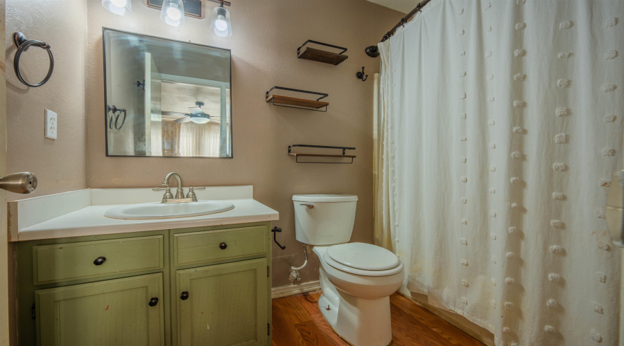 1221 Eisenhower Dr, Laredo, Texas 78046-5901, 3 Bedrooms Bedrooms, 6 Rooms Rooms,3 BathroomsBathrooms,Residential,For Sale,1221 Eisenhower Dr,20264021
