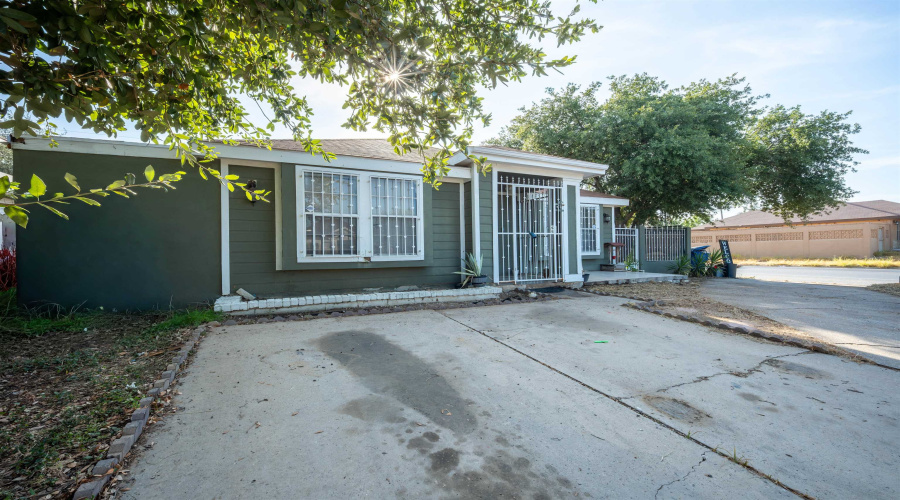 1221 Eisenhower Dr, Laredo, Texas 78046-5901, 3 Bedrooms Bedrooms, 6 Rooms Rooms,3 BathroomsBathrooms,Residential,For Sale,1221 Eisenhower Dr,20264021
