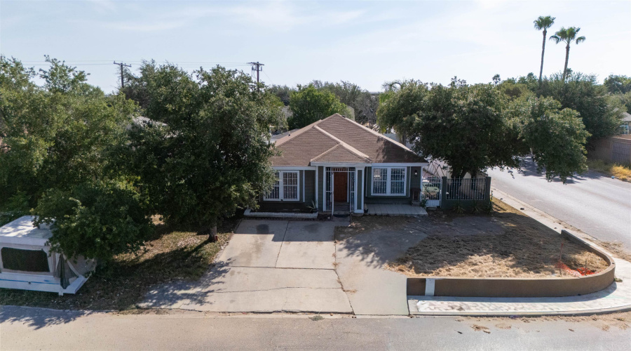 1221 Eisenhower Dr, Laredo, Texas 78046-5901, 3 Bedrooms Bedrooms, 6 Rooms Rooms,3 BathroomsBathrooms,Residential,For Sale,1221 Eisenhower Dr,20264021
