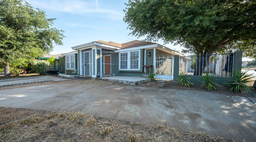 1221 Eisenhower Dr, Laredo, Texas 78046-5901, 3 Bedrooms Bedrooms, 6 Rooms Rooms,3 BathroomsBathrooms,Residential,For Sale,1221 Eisenhower Dr,20264021
