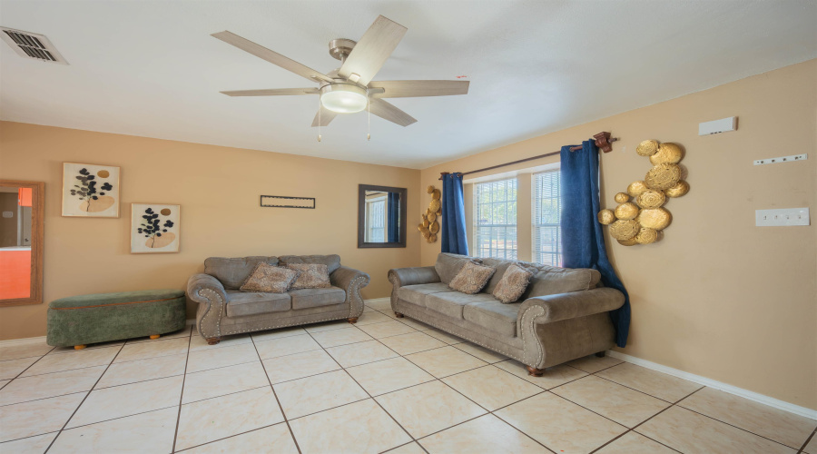 1221 Eisenhower Dr, Laredo, Texas 78046-5901, 3 Bedrooms Bedrooms, 6 Rooms Rooms,3 BathroomsBathrooms,Residential,For Sale,1221 Eisenhower Dr,20264021