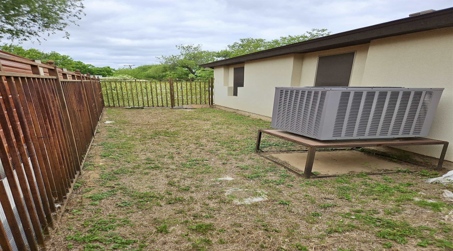 11 Bedford Dr, Laredo, Texas 78045, 3 Bedrooms Bedrooms, 5 Rooms Rooms,2 BathroomsBathrooms,Residential,For Sale,11 Bedford Dr,20263479