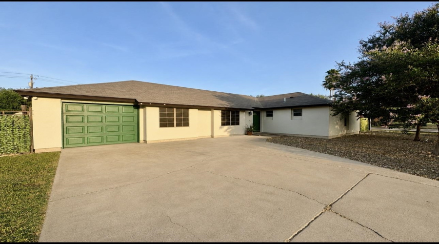 11 Bedford Dr, Laredo, Texas 78045, 3 Bedrooms Bedrooms, 5 Rooms Rooms,2 BathroomsBathrooms,Residential,For Sale,11 Bedford Dr,20263479