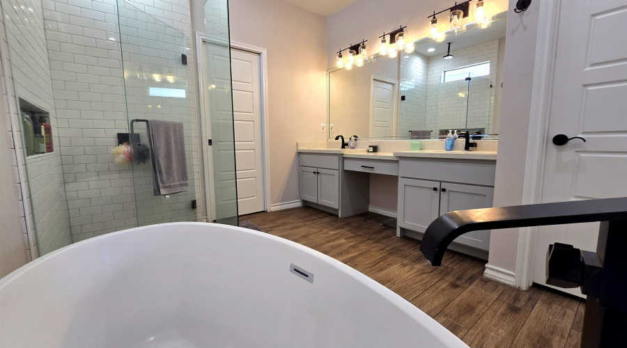 2413 Ken Kesey Dr., Laredo, Texas 78041, 4 Bedrooms Bedrooms, 5 Rooms Rooms,3 BathroomsBathrooms,Residential,For Sale,2413 Ken Kesey Dr.,20264041