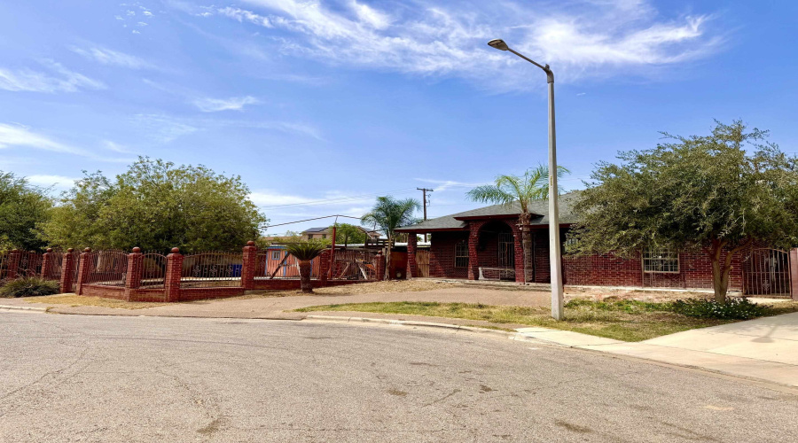 440 General Franco Dr, Laredo, Texas 78046, 3 Bedrooms Bedrooms, 8 Rooms Rooms,4 BathroomsBathrooms,Residential,For Sale,440 General Franco Dr,20264049
