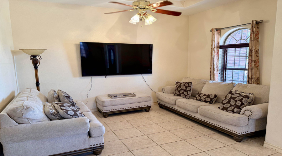 440 General Franco Dr, Laredo, Texas 78046, 3 Bedrooms Bedrooms, 8 Rooms Rooms,4 BathroomsBathrooms,Residential,For Sale,440 General Franco Dr,20264049