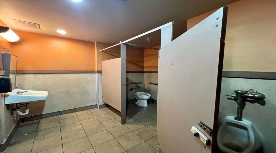 3501 San Dario Ave, LAREDO, Texas 78041, 1 Room Rooms,2 BathroomsBathrooms,Commercial retail/office,For Rent,3501 San Dario Ave,20264055