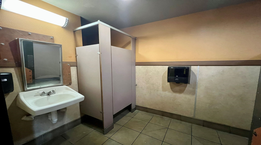 3501 San Dario Ave, LAREDO, Texas 78041, 1 Room Rooms,2 BathroomsBathrooms,Commercial retail/office,For Rent,3501 San Dario Ave,20264055