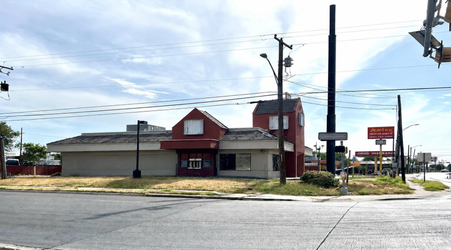 3501 San Dario Ave, LAREDO, Texas 78041, 1 Room Rooms,2 BathroomsBathrooms,Commercial retail/office,For Rent,3501 San Dario Ave,20264055