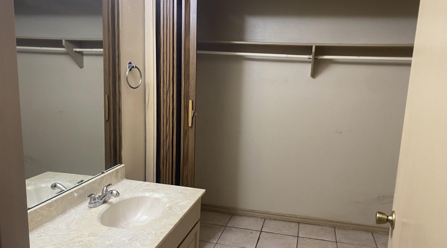 101 W Del Mar Blvd, Laredo, Texas 78041, 3 Bedrooms Bedrooms, 5 Rooms Rooms,2 BathroomsBathrooms,Residential,For Rent,101 W Del Mar Blvd,20264056