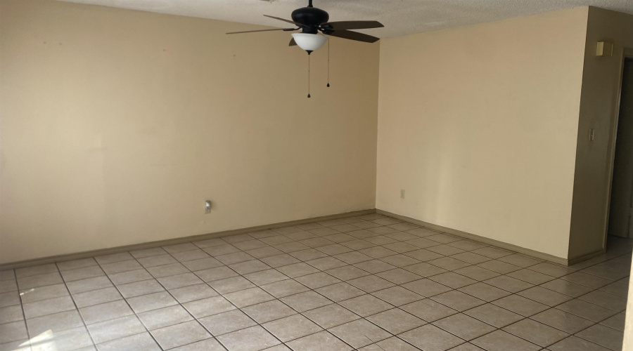 101 W Del Mar Blvd, Laredo, Texas 78041, 3 Bedrooms Bedrooms, 5 Rooms Rooms,2 BathroomsBathrooms,Residential,For Rent,101 W Del Mar Blvd,20264056