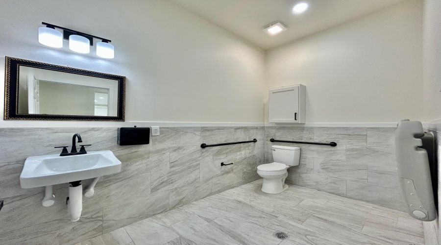 1113 San Bernardo Ave, Laredo, Texas 78040, 1 Room Rooms,2 BathroomsBathrooms,Commercial retail/office,For Rent,1113 San Bernardo Ave,20264066