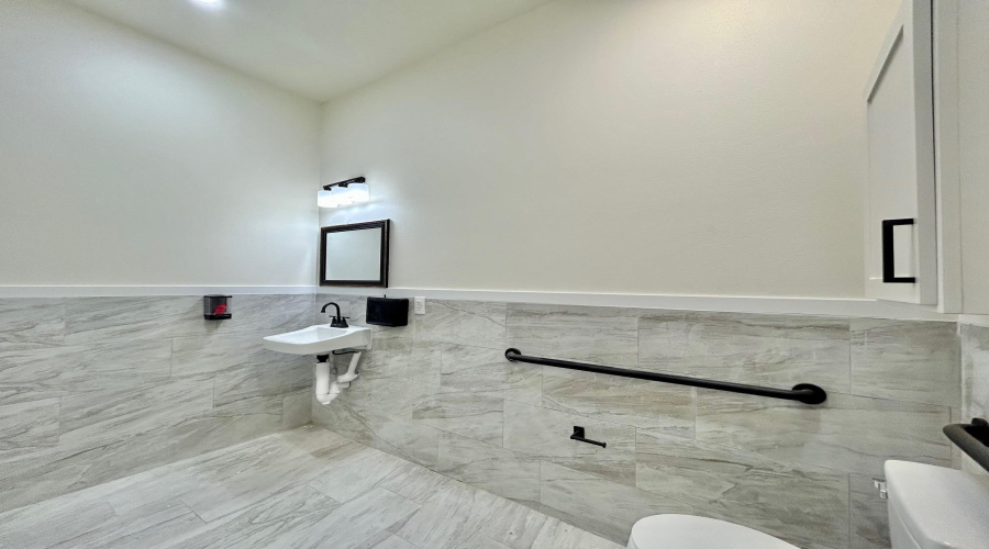1113 San Bernardo Ave, Laredo, Texas 78040, 1 Room Rooms,2 BathroomsBathrooms,Commercial retail/office,For Rent,1113 San Bernardo Ave,20264066