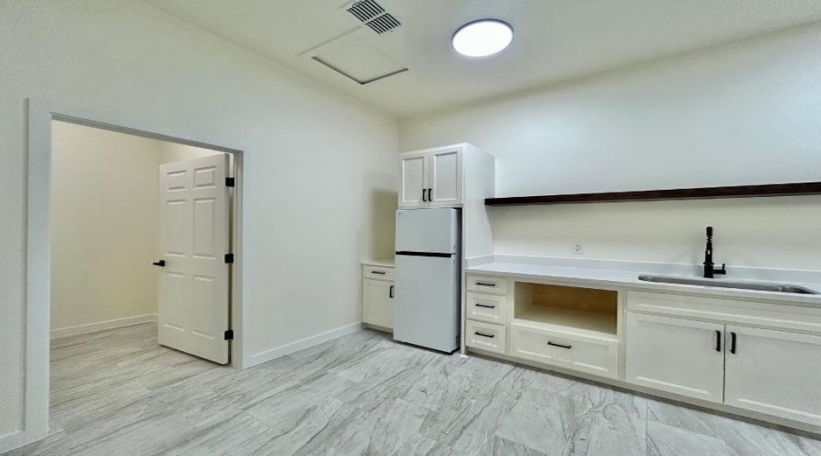 1113 San Bernardo Ave, Laredo, Texas 78040, 1 Room Rooms,2 BathroomsBathrooms,Commercial retail/office,For Rent,1113 San Bernardo Ave,20264066