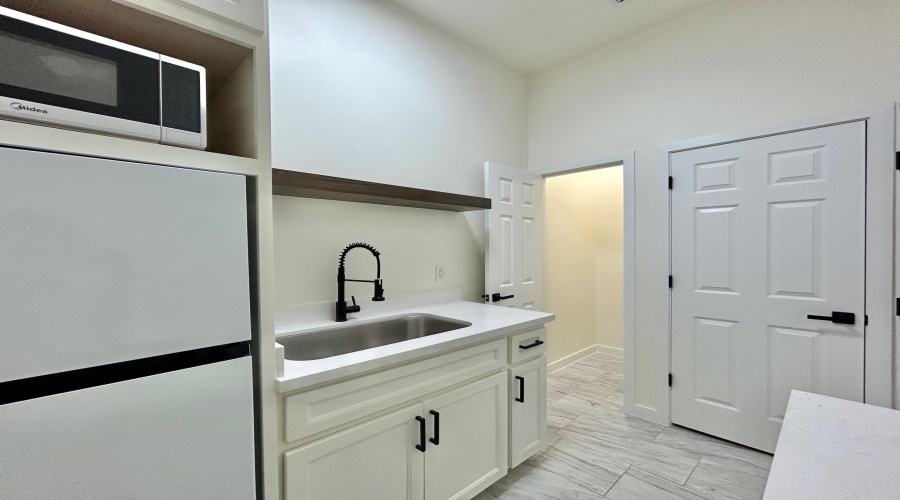 1113 San Bernardo Ave, Laredo, Texas 78040, 1 Room Rooms,1 BathroomBathrooms,Commercial retail/office,For Rent,1113 San Bernardo Ave,20264067