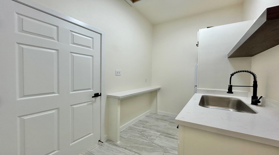 1113 San Bernardo Ave, Laredo, Texas 78040, 1 Room Rooms,1 BathroomBathrooms,Commercial retail/office,For Rent,1113 San Bernardo Ave,20264067