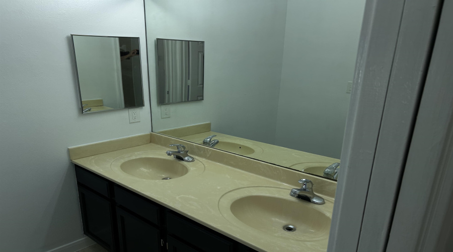 2445 Monarch Dr, Laredo, Texas 78045-4265, 4 Bedrooms Bedrooms, 6 Rooms Rooms,2 BathroomsBathrooms,Residential,For Rent,2445 Monarch Dr,20264069