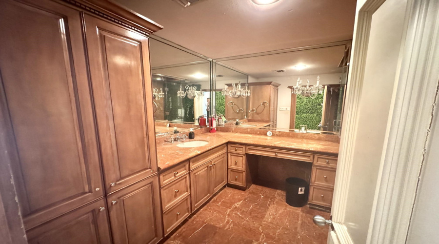 1014 Chacon St, Laredo, Texas 78040, 4 Bedrooms Bedrooms, 7 Rooms Rooms,3 BathroomsBathrooms,Residential,For Sale,1014 Chacon St,20264071
