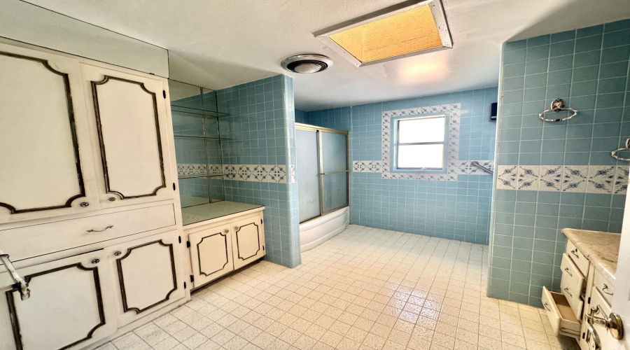 1014 Chacon St, Laredo, Texas 78040, 4 Bedrooms Bedrooms, 7 Rooms Rooms,3 BathroomsBathrooms,Residential,For Sale,1014 Chacon St,20264071