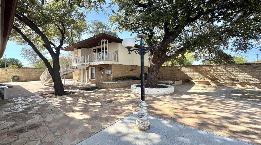 1014 Chacon St, Laredo, Texas 78040, 4 Bedrooms Bedrooms, 7 Rooms Rooms,3 BathroomsBathrooms,Residential,For Sale,1014 Chacon St,20264071