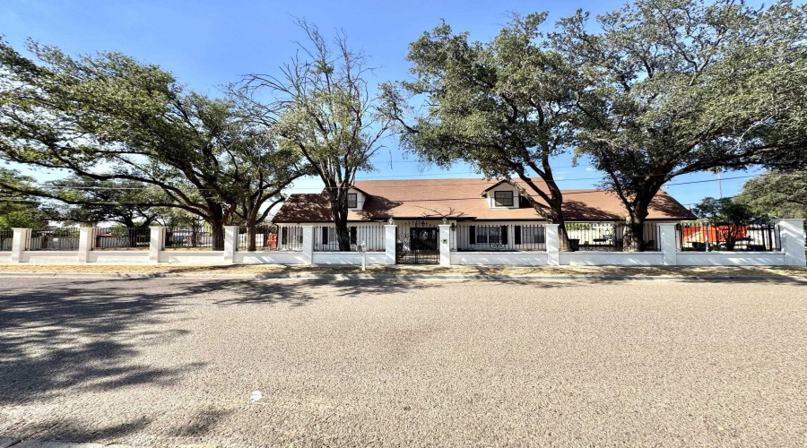 1014 Chacon St, Laredo, Texas 78040, 4 Bedrooms Bedrooms, 7 Rooms Rooms,3 BathroomsBathrooms,Residential,For Sale,1014 Chacon St,20264071