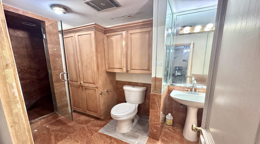 1014 Chacon St, Laredo, Texas 78040, 4 Bedrooms Bedrooms, 7 Rooms Rooms,3 BathroomsBathrooms,Residential,For Sale,1014 Chacon St,20264071