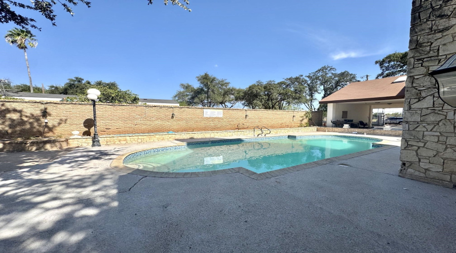 1014 Chacon St, Laredo, Texas 78040, 4 Bedrooms Bedrooms, 7 Rooms Rooms,3 BathroomsBathrooms,Residential,For Sale,1014 Chacon St,20264071
