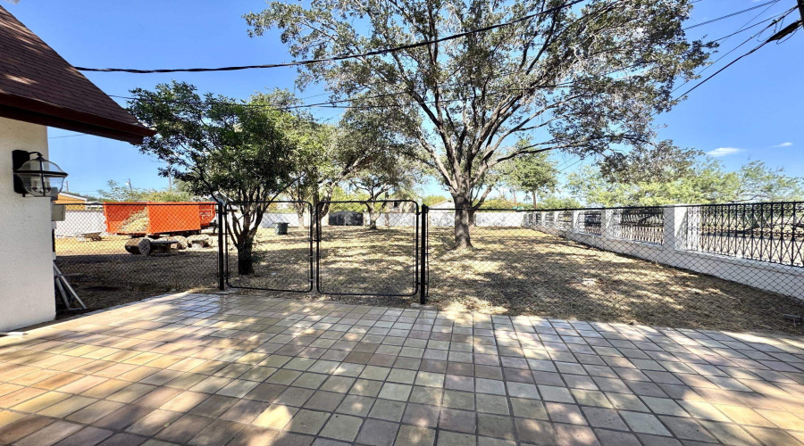 1014 Chacon St, Laredo, Texas 78040, 4 Bedrooms Bedrooms, 7 Rooms Rooms,3 BathroomsBathrooms,Residential,For Sale,1014 Chacon St,20264071