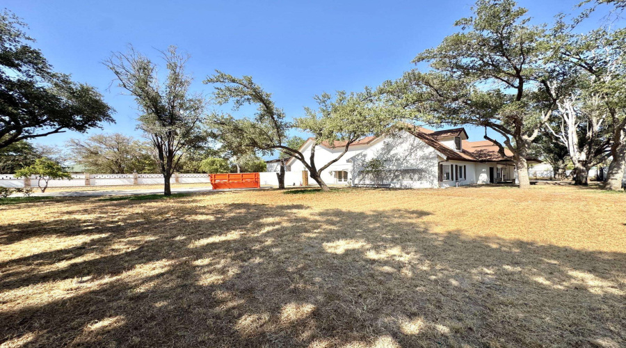 1014 Chacon St, Laredo, Texas 78040, 4 Bedrooms Bedrooms, 7 Rooms Rooms,3 BathroomsBathrooms,Residential,For Sale,1014 Chacon St,20264071