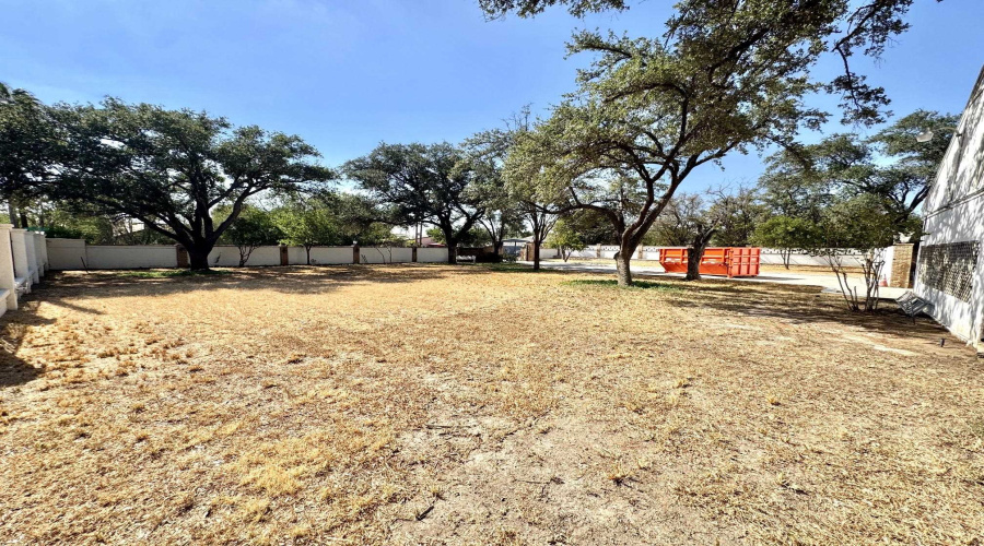 1014 Chacon St, Laredo, Texas 78040, 4 Bedrooms Bedrooms, 7 Rooms Rooms,3 BathroomsBathrooms,Residential,For Sale,1014 Chacon St,20264071