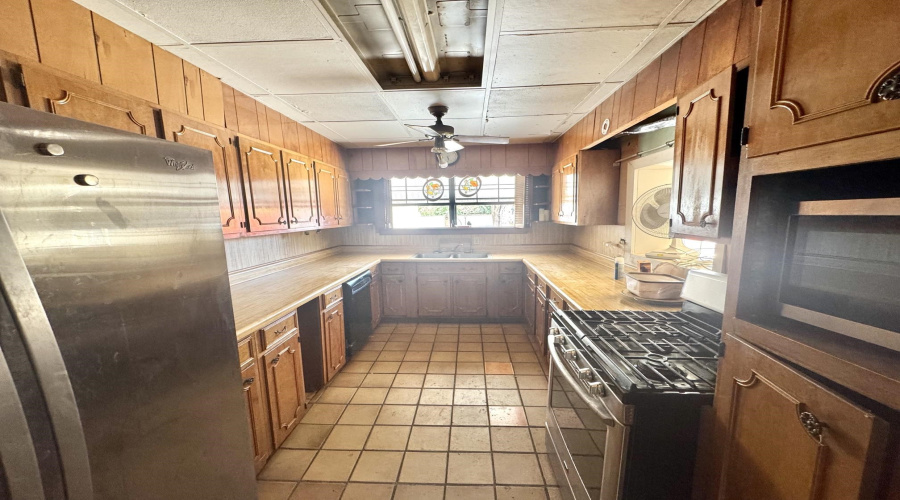 1014 Chacon St, Laredo, Texas 78040, 4 Bedrooms Bedrooms, 7 Rooms Rooms,3 BathroomsBathrooms,Residential,For Sale,1014 Chacon St,20264071