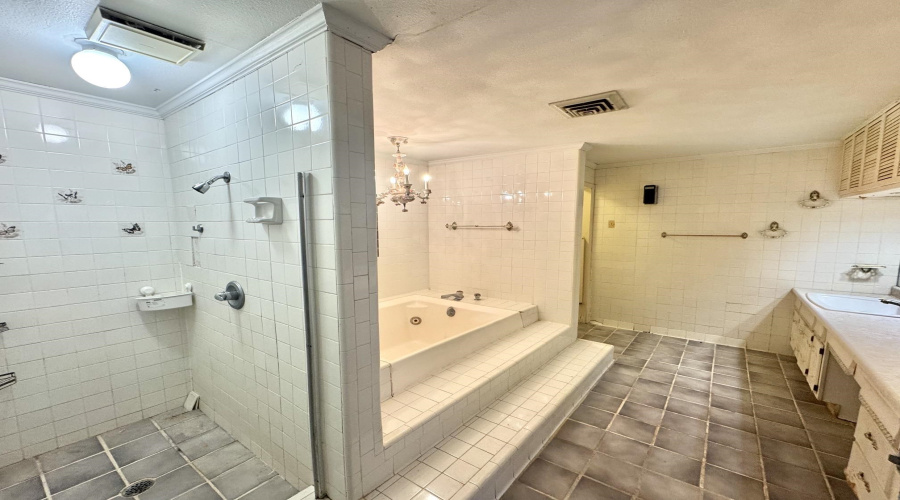 1014 Chacon St, Laredo, Texas 78040, 4 Bedrooms Bedrooms, 7 Rooms Rooms,3 BathroomsBathrooms,Residential,For Sale,1014 Chacon St,20264071