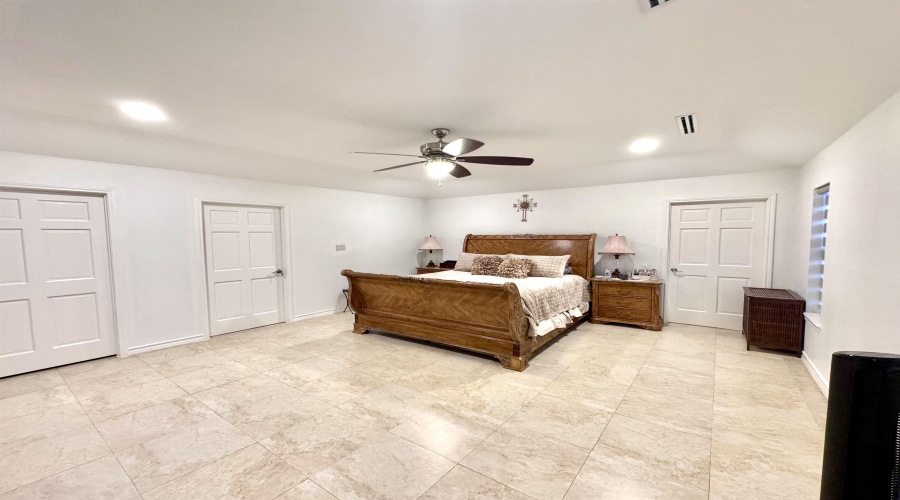 320 Merlin Rd, Laredo, Texas 78041, 5 Bedrooms Bedrooms, 12 Rooms Rooms,4 BathroomsBathrooms,Residential,For Sale,320 Merlin Rd,20264072