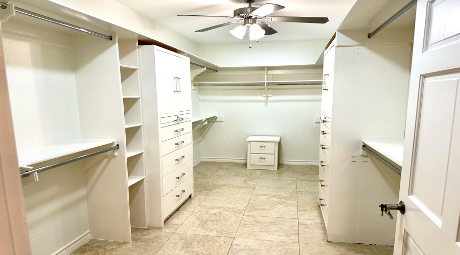 320 Merlin Rd, Laredo, Texas 78041, 5 Bedrooms Bedrooms, 12 Rooms Rooms,4 BathroomsBathrooms,Residential,For Sale,320 Merlin Rd,20264072