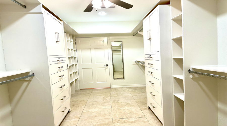 320 Merlin Rd, Laredo, Texas 78041, 5 Bedrooms Bedrooms, 12 Rooms Rooms,4 BathroomsBathrooms,Residential,For Sale,320 Merlin Rd,20264072