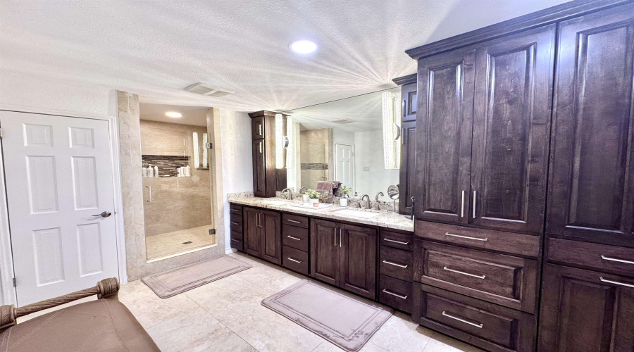 320 Merlin Rd, Laredo, Texas 78041, 5 Bedrooms Bedrooms, 12 Rooms Rooms,4 BathroomsBathrooms,Residential,For Sale,320 Merlin Rd,20264072