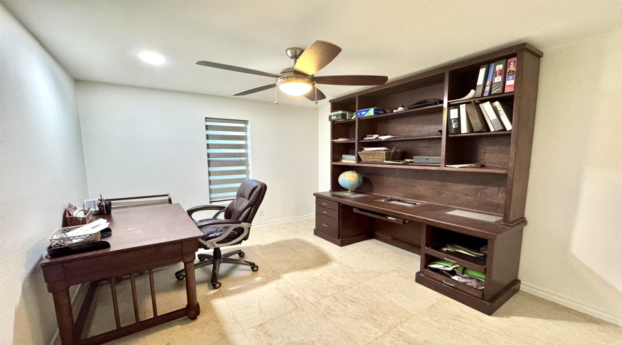 320 Merlin Rd, Laredo, Texas 78041, 5 Bedrooms Bedrooms, 12 Rooms Rooms,4 BathroomsBathrooms,Residential,For Sale,320 Merlin Rd,20264072