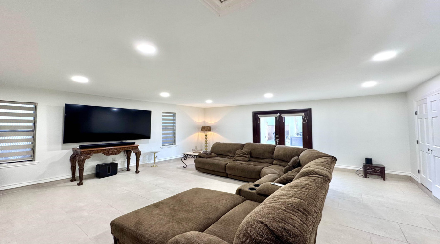 320 Merlin Rd, Laredo, Texas 78041, 5 Bedrooms Bedrooms, 12 Rooms Rooms,4 BathroomsBathrooms,Residential,For Sale,320 Merlin Rd,20264072
