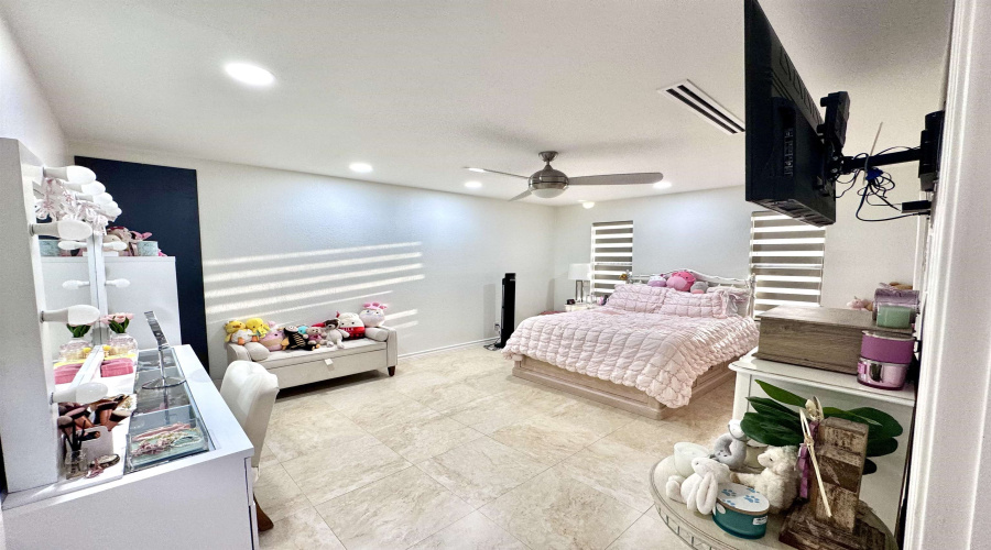 320 Merlin Rd, Laredo, Texas 78041, 5 Bedrooms Bedrooms, 12 Rooms Rooms,4 BathroomsBathrooms,Residential,For Sale,320 Merlin Rd,20264072