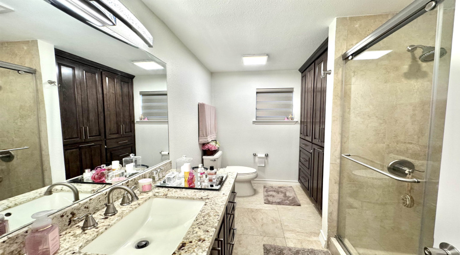 320 Merlin Rd, Laredo, Texas 78041, 5 Bedrooms Bedrooms, 12 Rooms Rooms,4 BathroomsBathrooms,Residential,For Sale,320 Merlin Rd,20264072