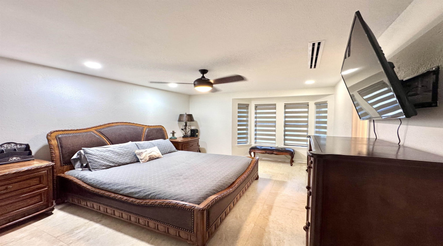320 Merlin Rd, Laredo, Texas 78041, 5 Bedrooms Bedrooms, 12 Rooms Rooms,4 BathroomsBathrooms,Residential,For Sale,320 Merlin Rd,20264072