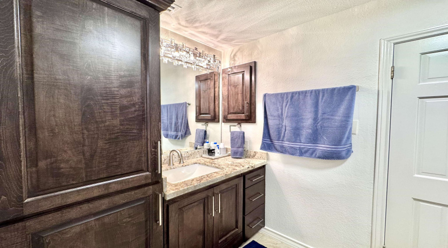 320 Merlin Rd, Laredo, Texas 78041, 5 Bedrooms Bedrooms, 12 Rooms Rooms,4 BathroomsBathrooms,Residential,For Sale,320 Merlin Rd,20264072