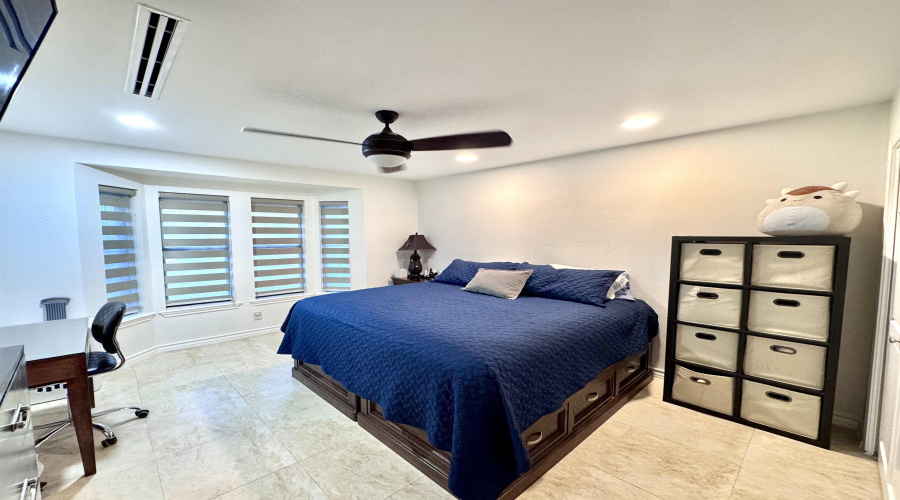320 Merlin Rd, Laredo, Texas 78041, 5 Bedrooms Bedrooms, 12 Rooms Rooms,4 BathroomsBathrooms,Residential,For Sale,320 Merlin Rd,20264072