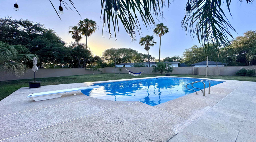 320 Merlin Rd, Laredo, Texas 78041, 5 Bedrooms Bedrooms, 12 Rooms Rooms,4 BathroomsBathrooms,Residential,For Sale,320 Merlin Rd,20264072